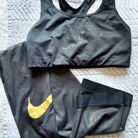 NIKE Women’s Workout Set Black/Gold Medium - Picture 3 of 11